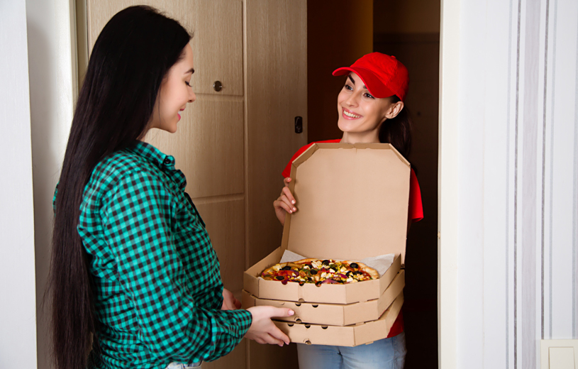 Голая девушка и разносчик пиццы